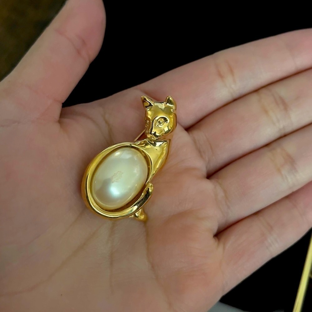 Trifari vintage gold tone cat brooch